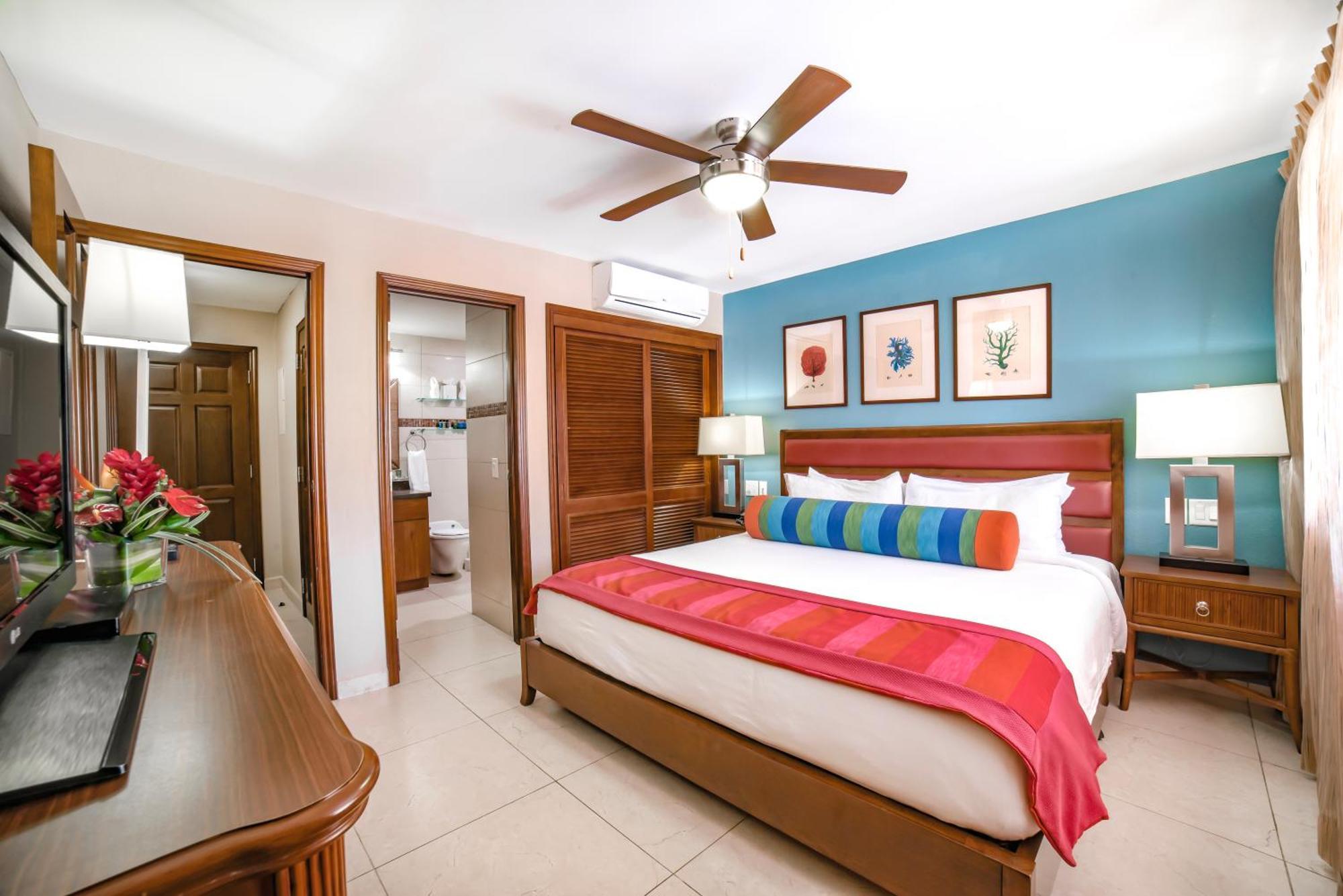 Simpson Bay Resort Marina & Spa Room photo A bedroom at the Royal Hawaiian Hotel